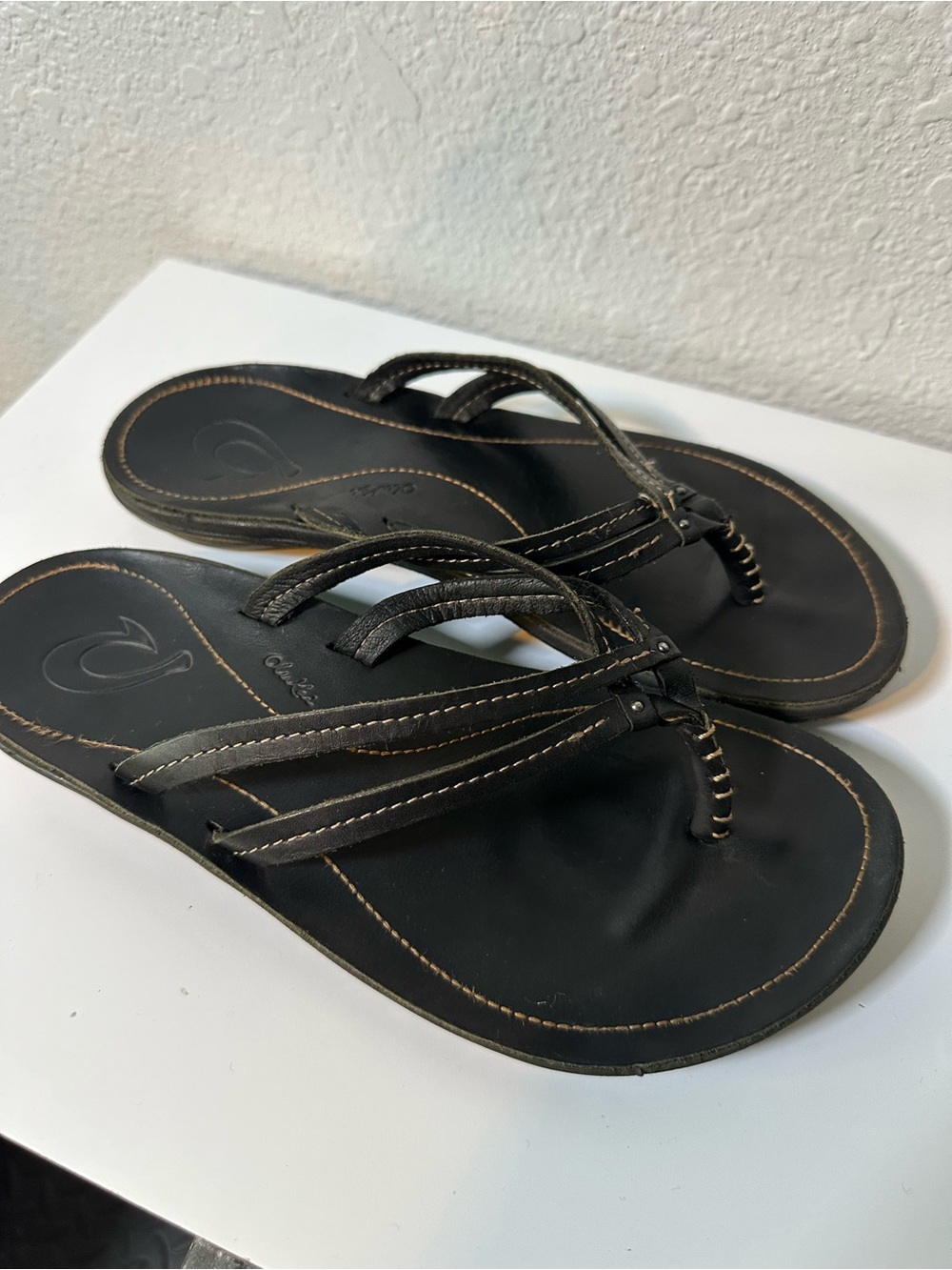 OluKai // Women’s Black Leather Flip Flop Thong Sandals - Picture 3 of 5